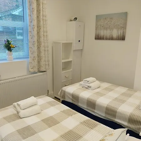 21 Of Wales Terrace - 2 Bed Ground Floor Flat *