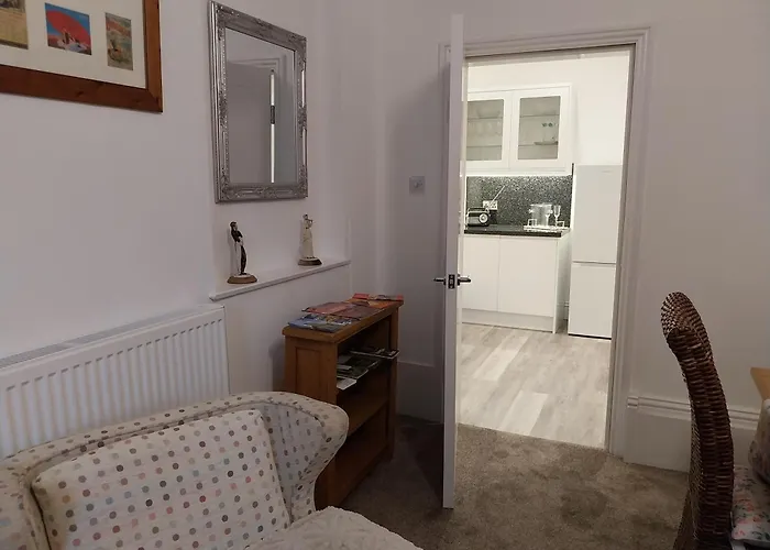 21 Of Wales Terrace - 2 Bed Ground Floor Flat *