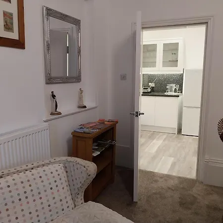 21 Of Wales Terrace - 2 Bed Ground Floor Flat *