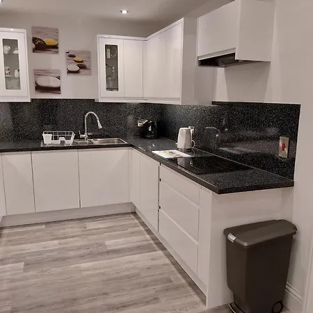 21 Of Wales Terrace - 2 Bed Ground Floor Flat Apartment *